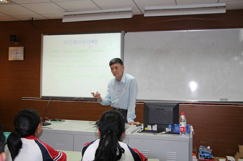 朱敏芳同志在锡山高级中学公益活动中讲解测绘地理信息科技知识