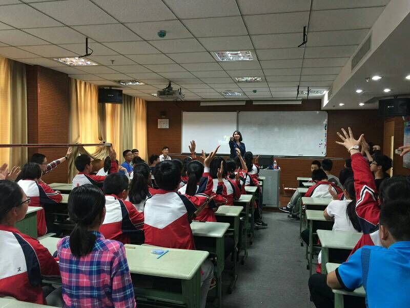 锡山高级中学的同学们在测绘地理信息科技知识抢答问题