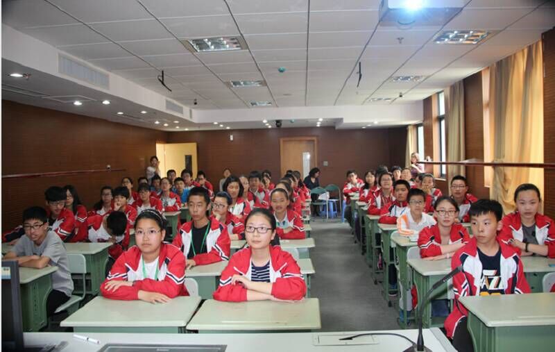 第47个世界地球日，无锡市测绘地理信息学会专家朱敏芳同志赴江苏省锡山高级中学开展宣传活动