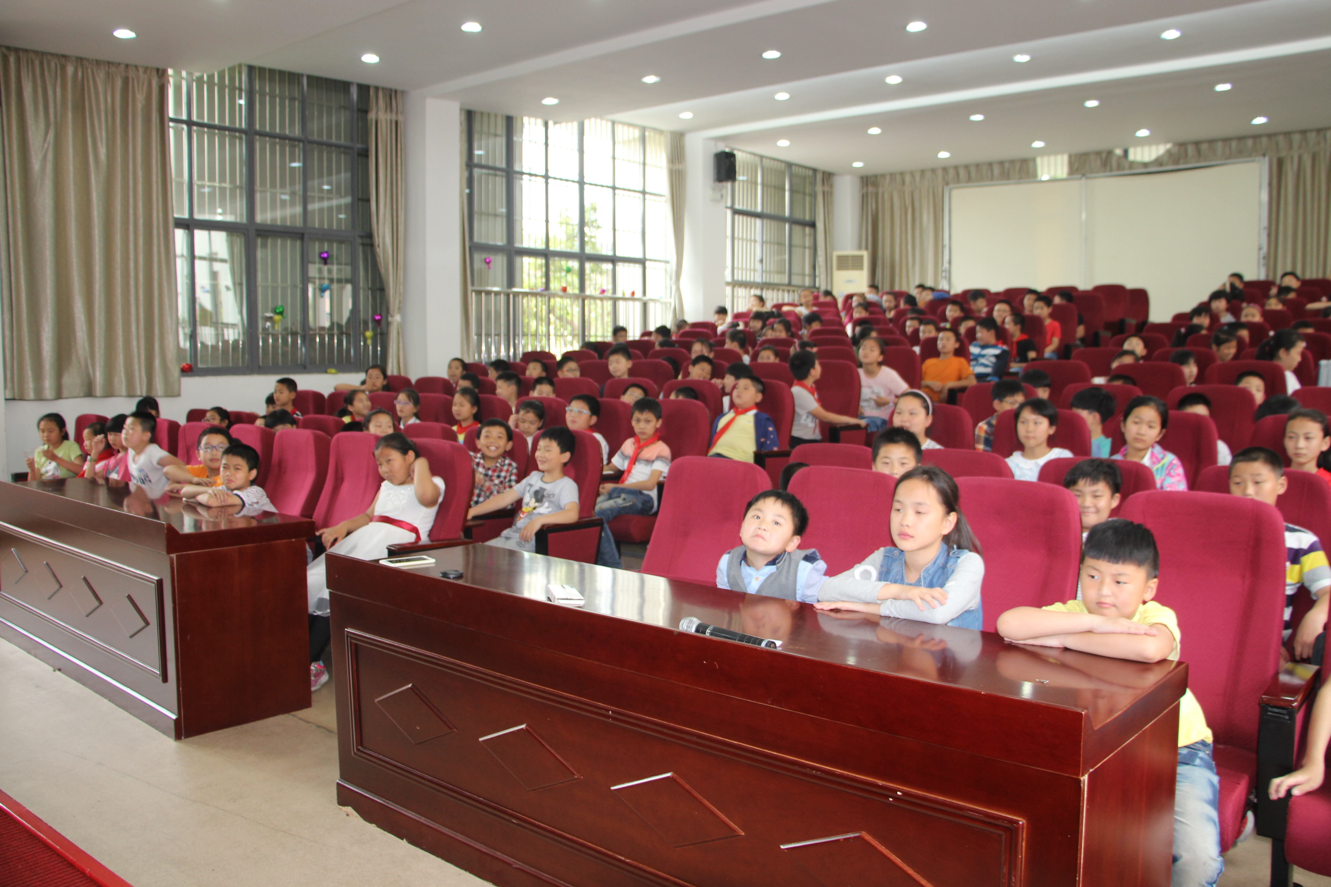 无锡市新吴区南丰小学学生在认真听国家版图科普知识讲座