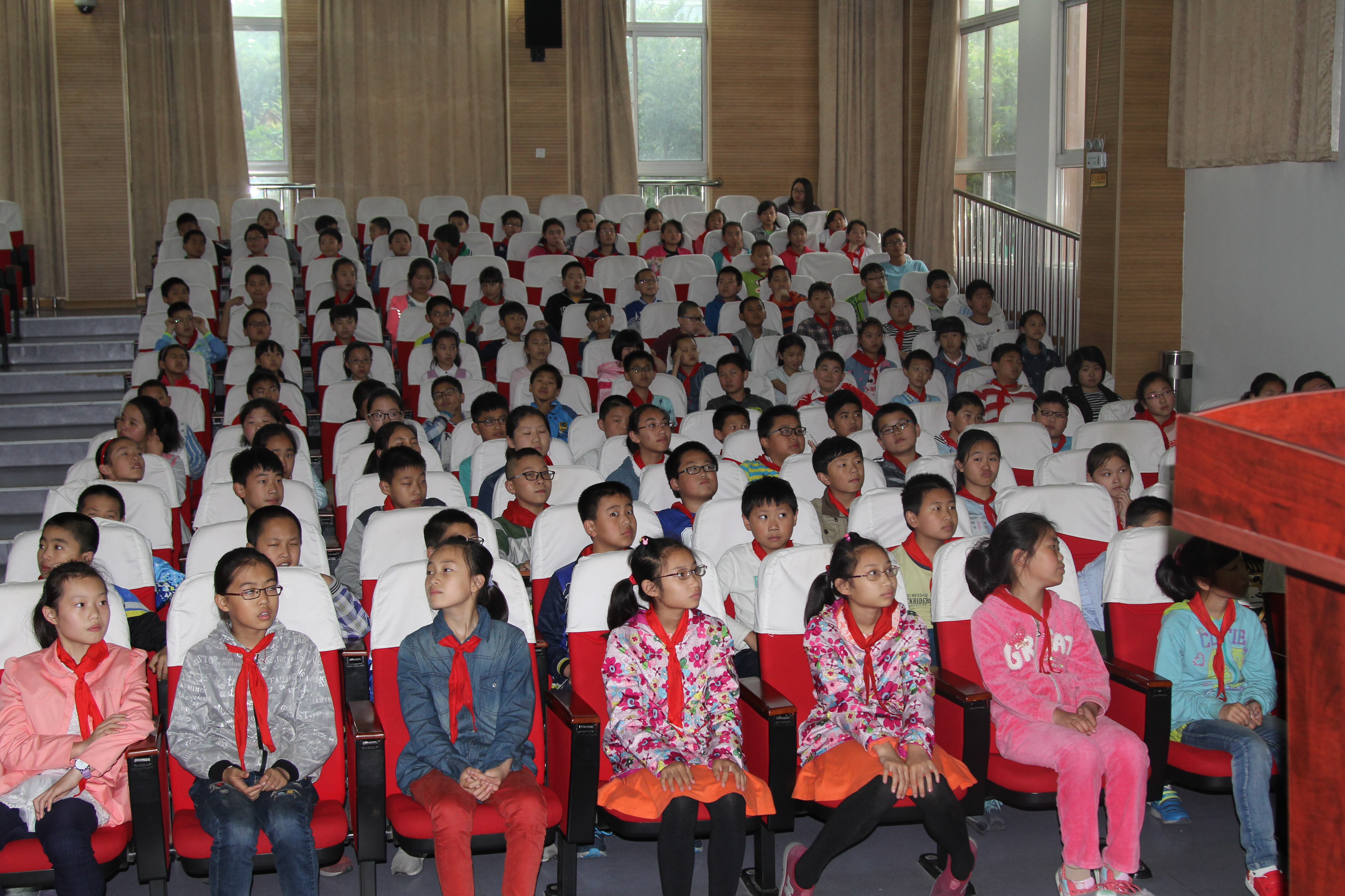 无锡市惠山区长安小学学生在认真听国家版图科普知识讲座