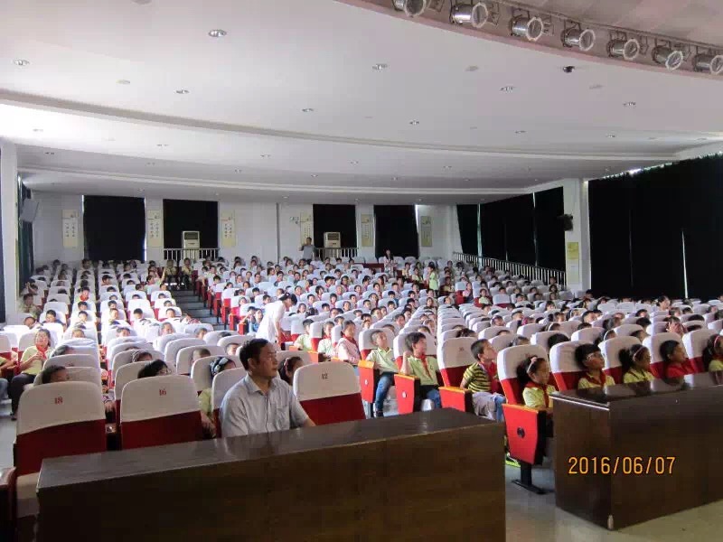 无锡市锡山区安镇中心实验小学四年级学生350人在认真听国家版图科普知识讲座